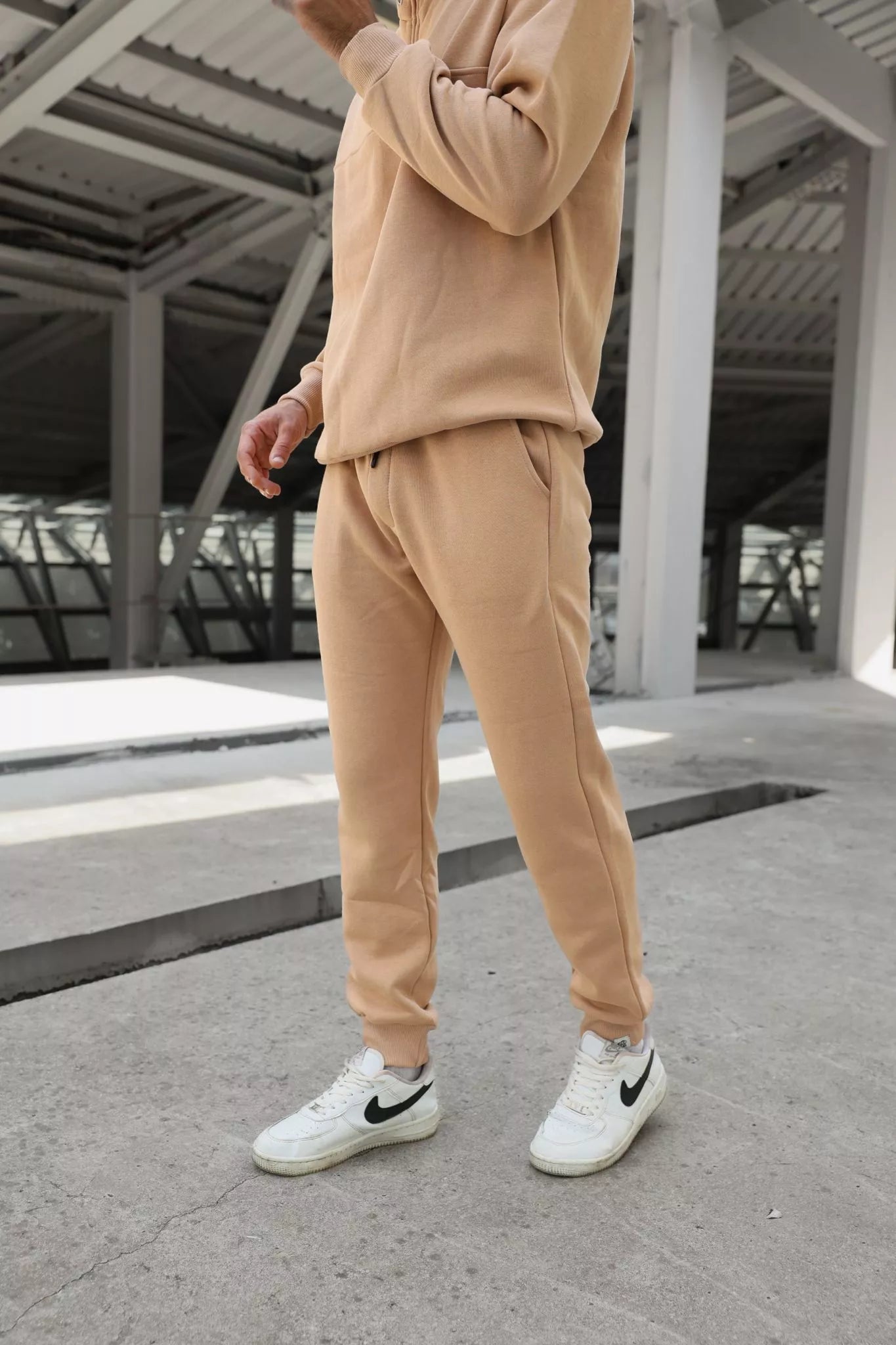 Sand-colored men's suit Lipo