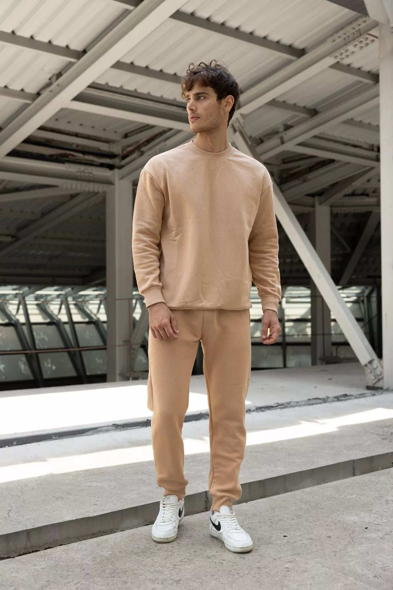Sand-colored men's suit Lipo