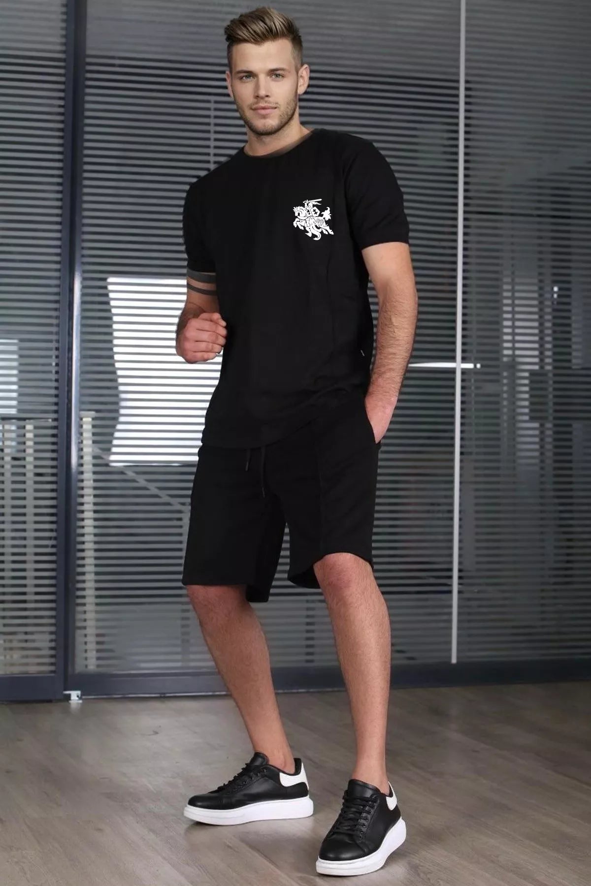 Black short-sleeved VYTIS set.