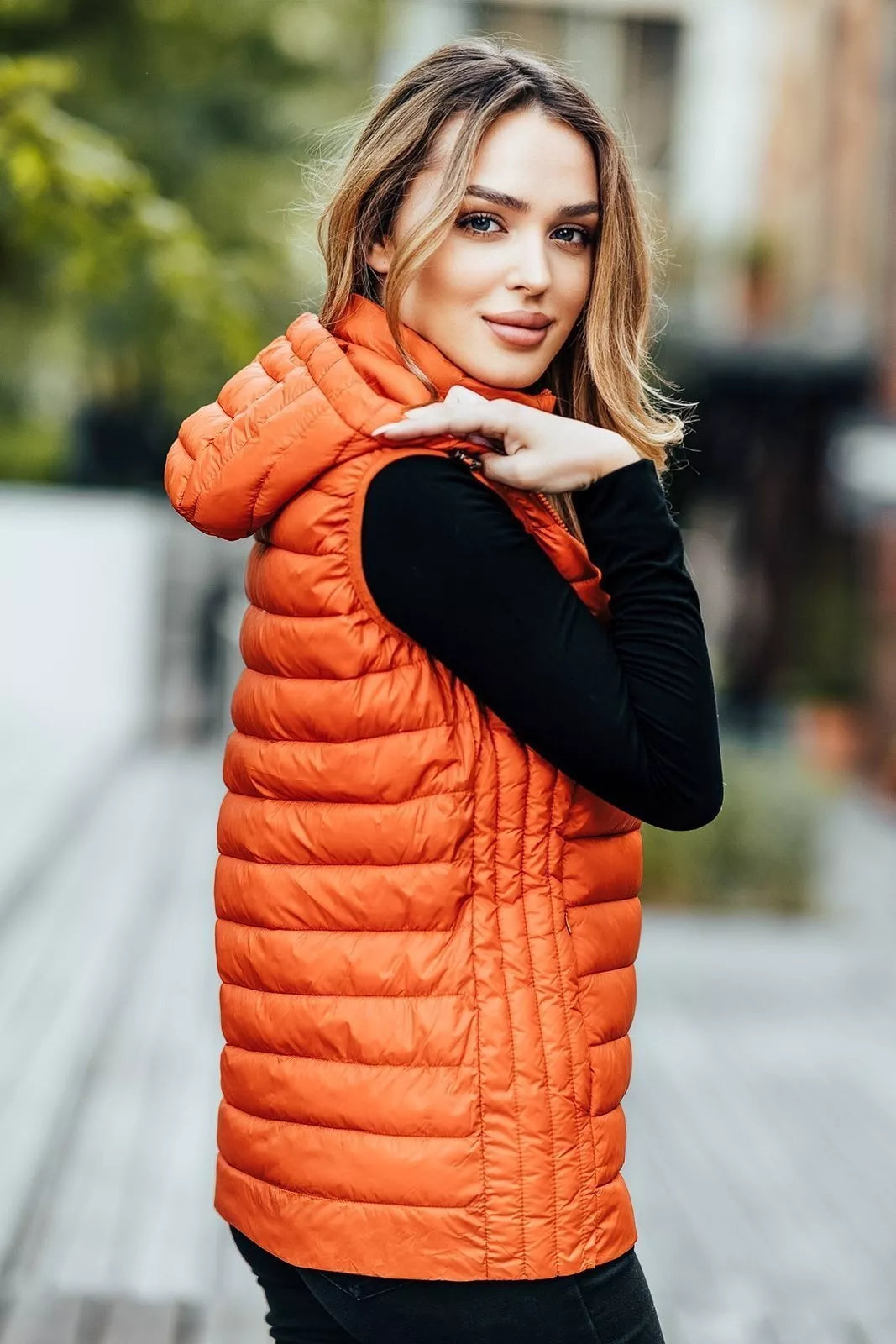 Caramel-colored hooded vest Dzil